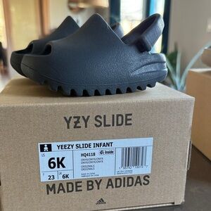 Yeezy Kids Slide in onyx